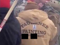 Alborotador del Capitolio que vestía una chaqueta con el nombre y número de su empresa en la espalda ha sido arrestado