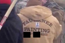 Alborotador del Capitolio que vestía una chaqueta con el nombre y número de su empresa en la espalda ha sido arrestado