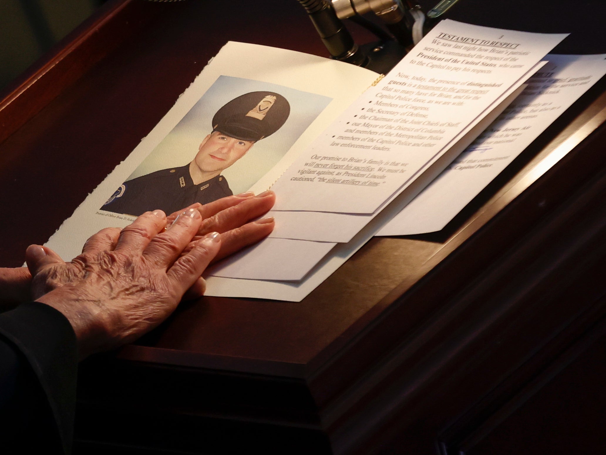 Nancy Pelosi recuerda al oficial caído, Brian Sicknick, por su heroísmo durante los disturbios en el Capitolio