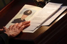 Nancy Pelosi recuerda al oficial caído, Brian Sicknick, por su heroísmo durante los disturbios en el Capitolio