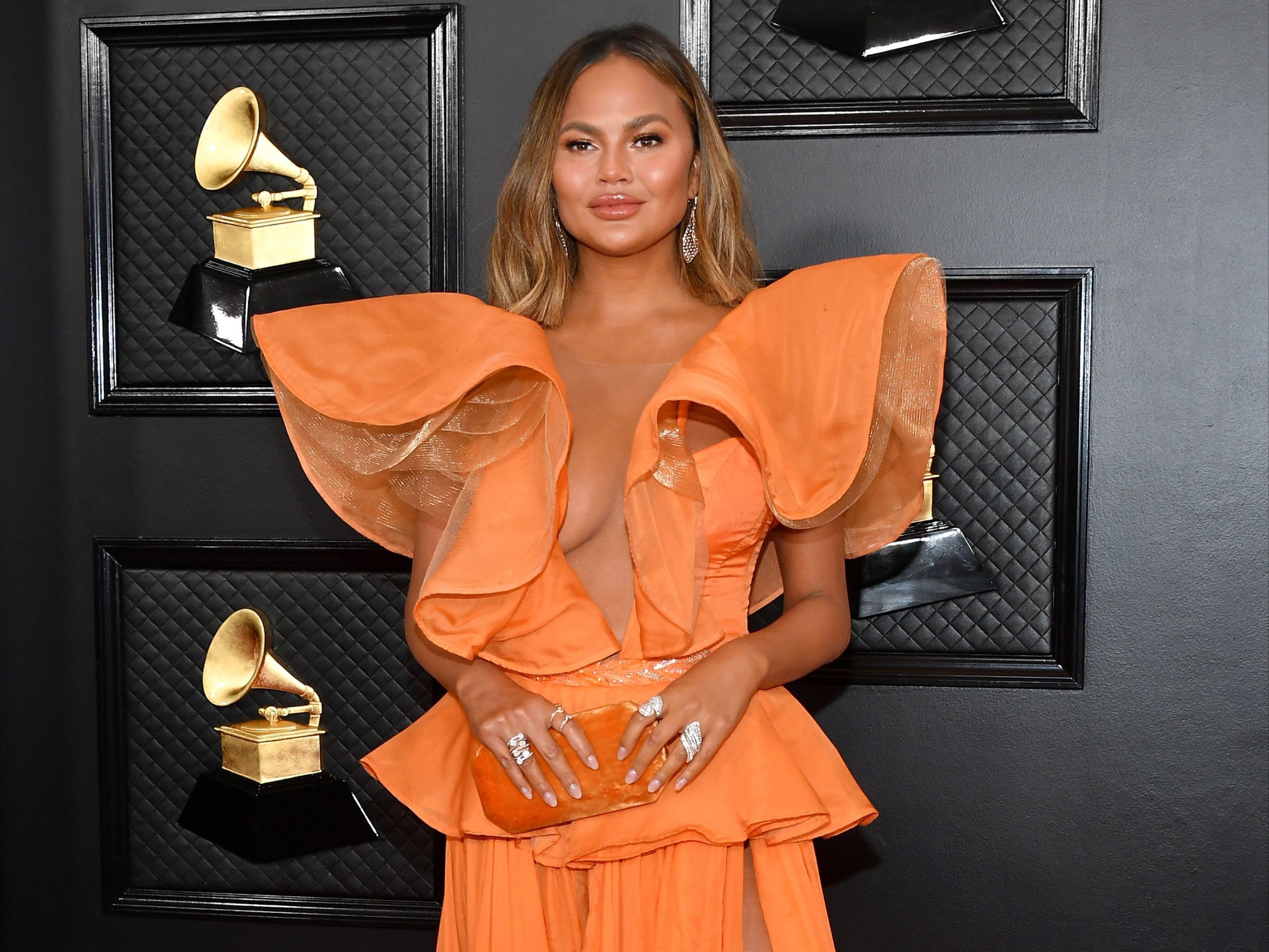 Chrissy Teigen se defiende de las críticas tras compartir anécdota sobre una botella de vino de 13.000 dólares