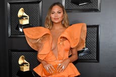 Chrissy Teigen se defiende de las críticas tras compartir anécdota sobre una botella de vino de 13.000 dólares