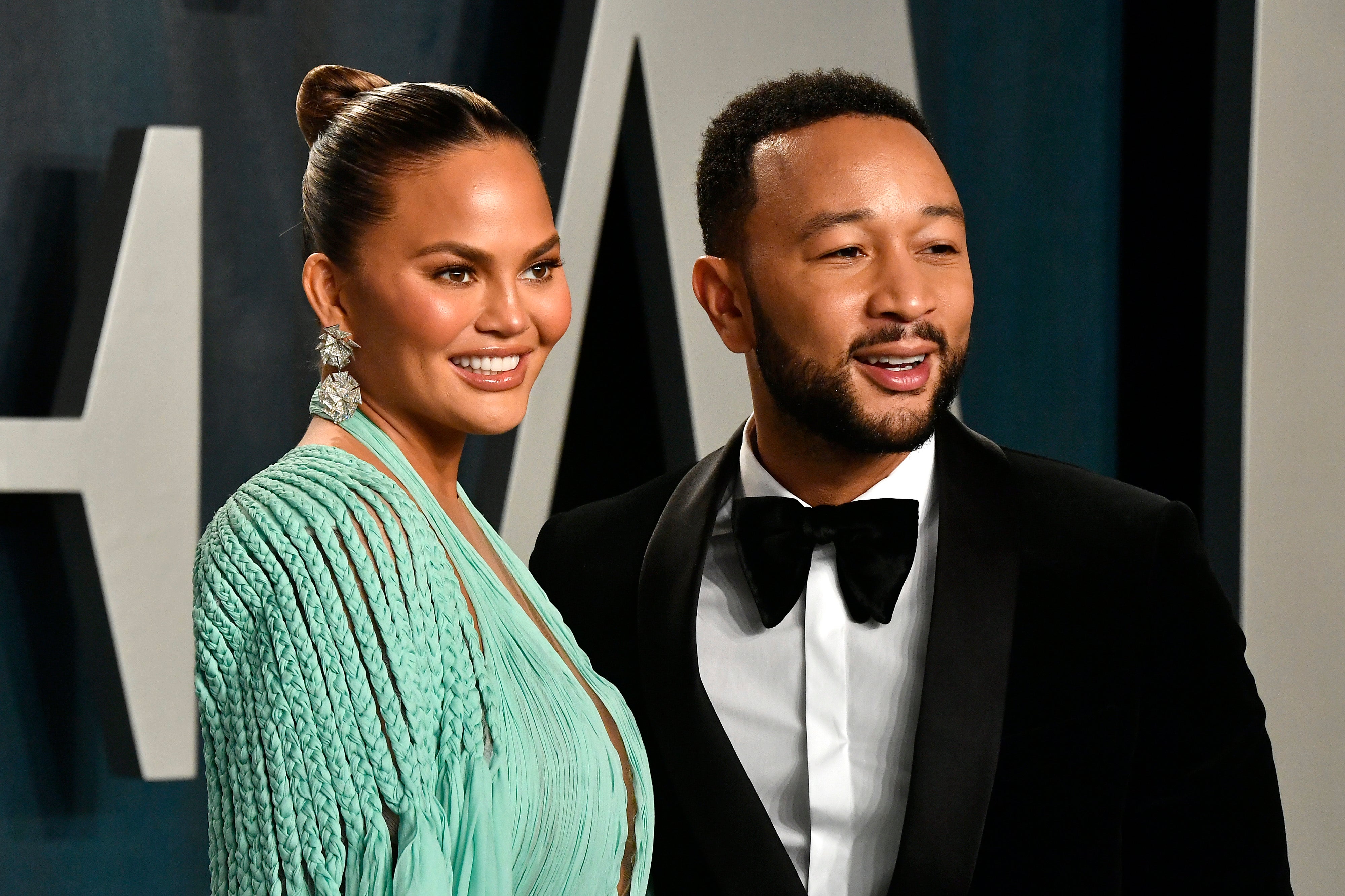 Chrissy Teigen recuerda a su hijo con emotivo video mientras se prepara para cirugía de endometriosis