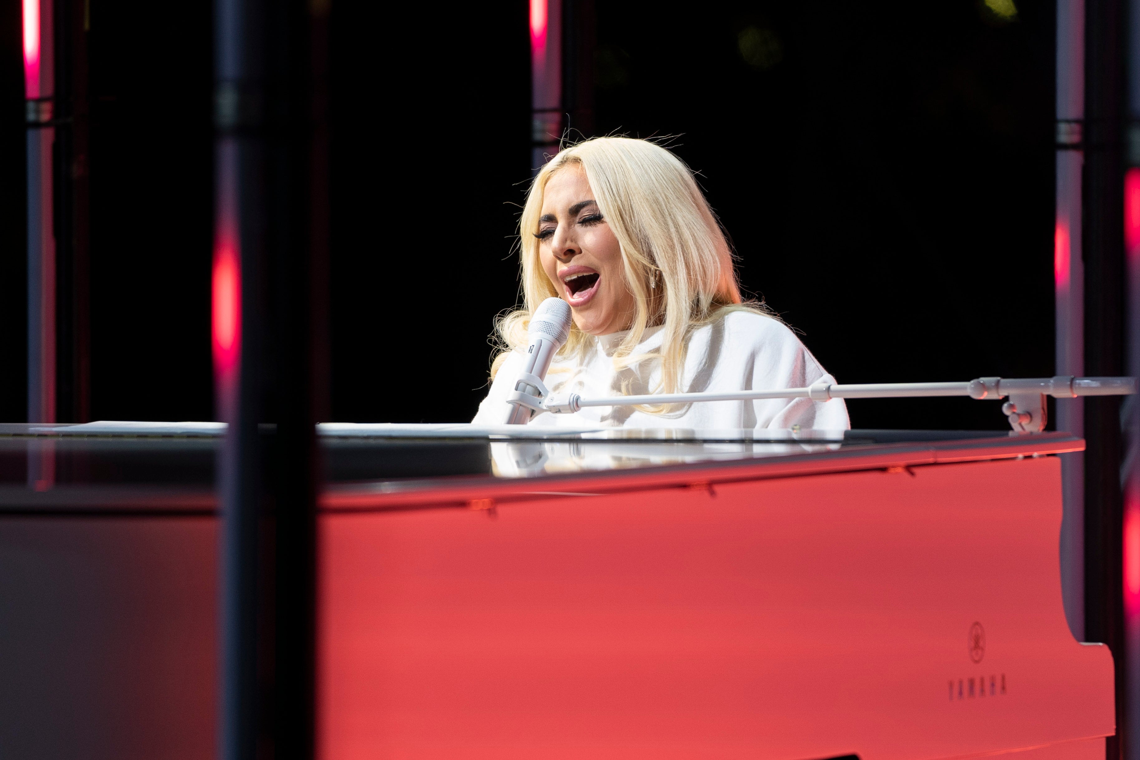 Lady Gaga revela que un miembro de su familia fue hospitalizado por COVID-19 