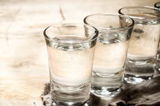 Ruso de 60 años muere durante transmisión en vivo de YouTube tras beber 1.5 litros de vodka