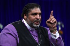 Reverendo William Barber pide a Biden que no permita se descarrilen los “llamados a la unidad”