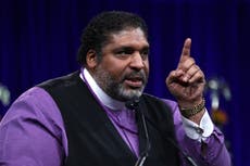 Reverendo William Barber pide a Biden que no permita se descarrilen los “llamados a la unidad”
