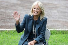La primera dama Jill Biden aconseja a madres que trabajan en medio de la pandemia: “No estás fallando. Eres fuerte. Eres resistente”