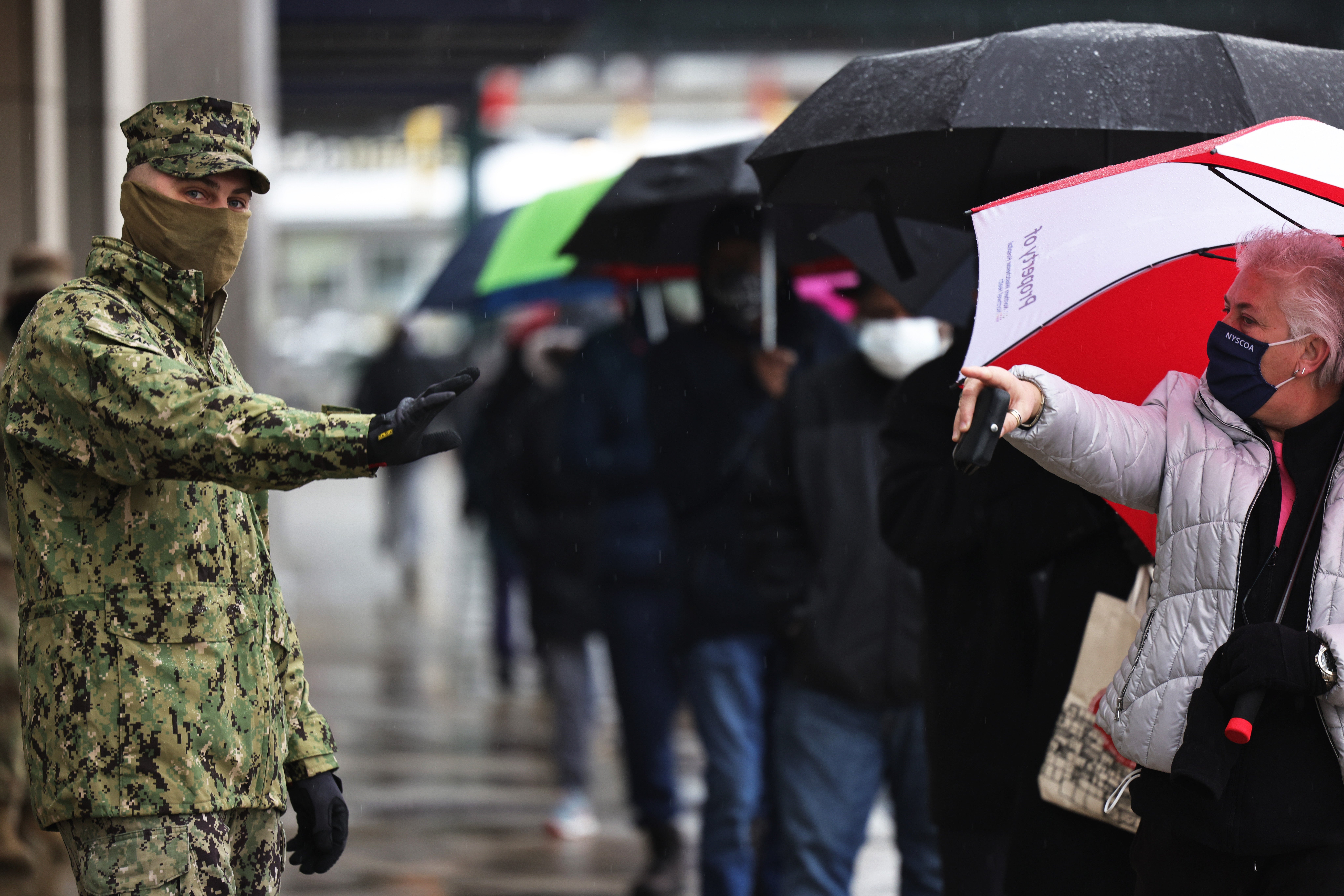 El Pentágono aprueba el despliegue de 1.000 soldados en servicio activo para ayudar en distribución de la vacuna COVID