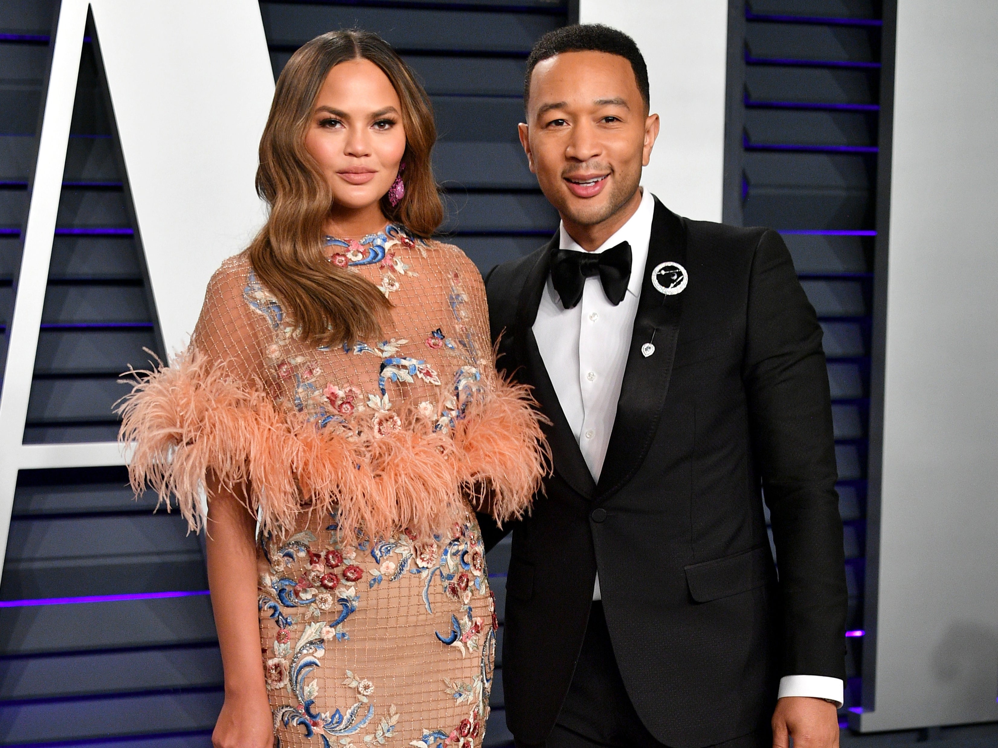 Chrissy Teigen dice que está arrepentida por su decisión de no mirar la cara de su hijo Jack cuando nació