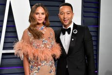 Chrissy Teigen dice que está arrepentida por su decisión de no mirar la cara de su hijo Jack cuando nació