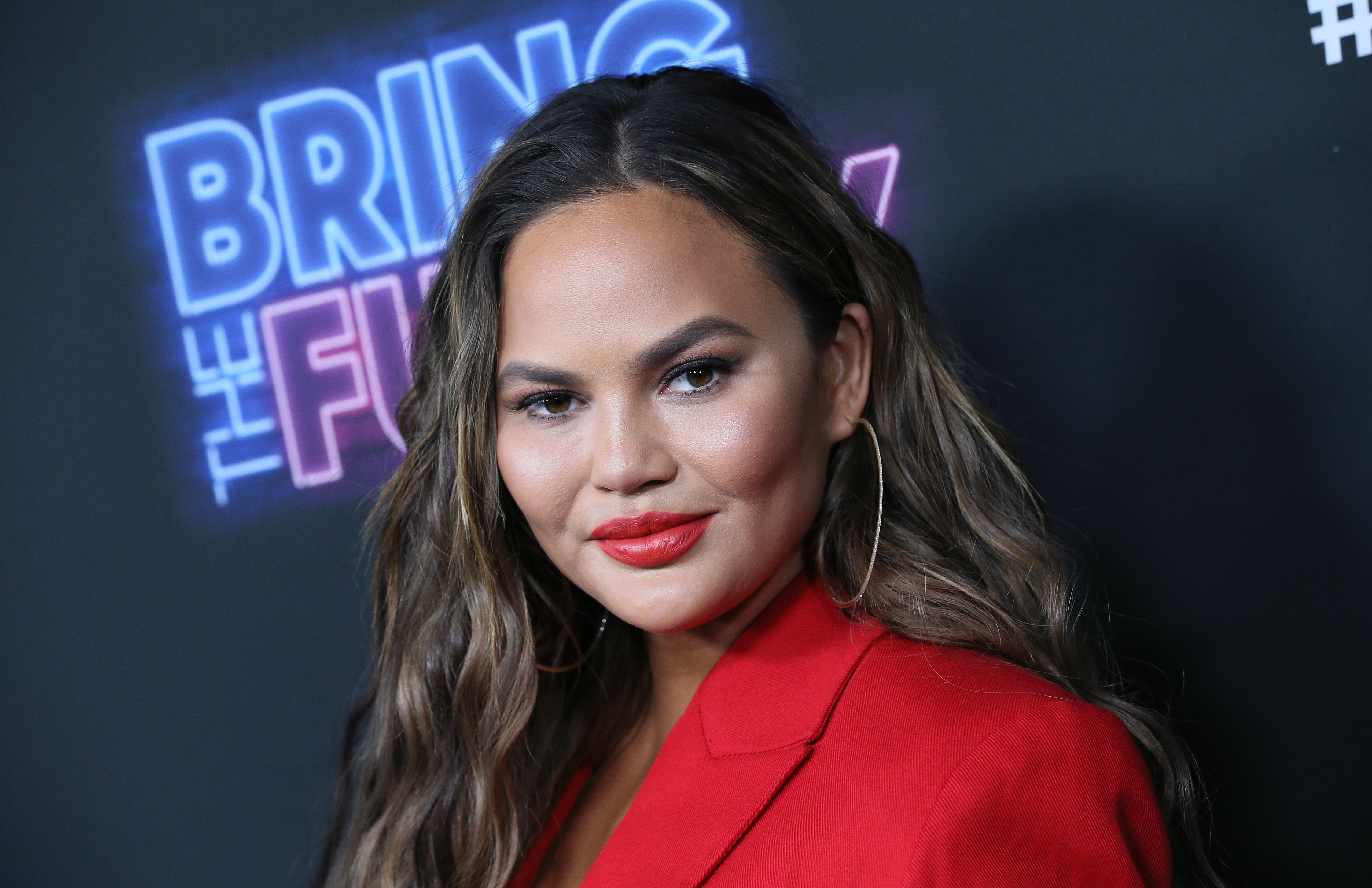 Chrissy Teigen se sincera sobre la “difícil” recuperación tras su cirugía de endometriosis