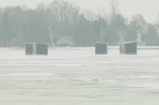 Decenas de personas son rescatadas tras quedar varadas en el hielo del lago Michigan