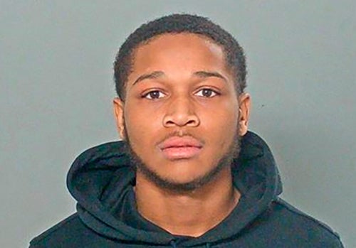 Arrestan y extraditan a adolescente acusado de asesinar a un joven en un centro comercial de Wisconsin