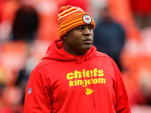 <p>El coordinador ofensivo de los Kansas City Chiefs, Eric Bieniemy, observa los calentamientos previos al juego antes del partido contra el Los Angeles Chargersat Arrowhead Stadium el 29 de diciembre de 2019 en Kansas City, Missouri. </p>