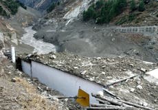 Colapsa glaciar del Himalaya provocando una inundación de lodo y agua, estiman cerca de 150 muertos 