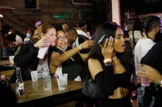 Super Bowl: Multitudes sin cubrebocas y fiestas en Florida conmocionan a funcionarios de salud