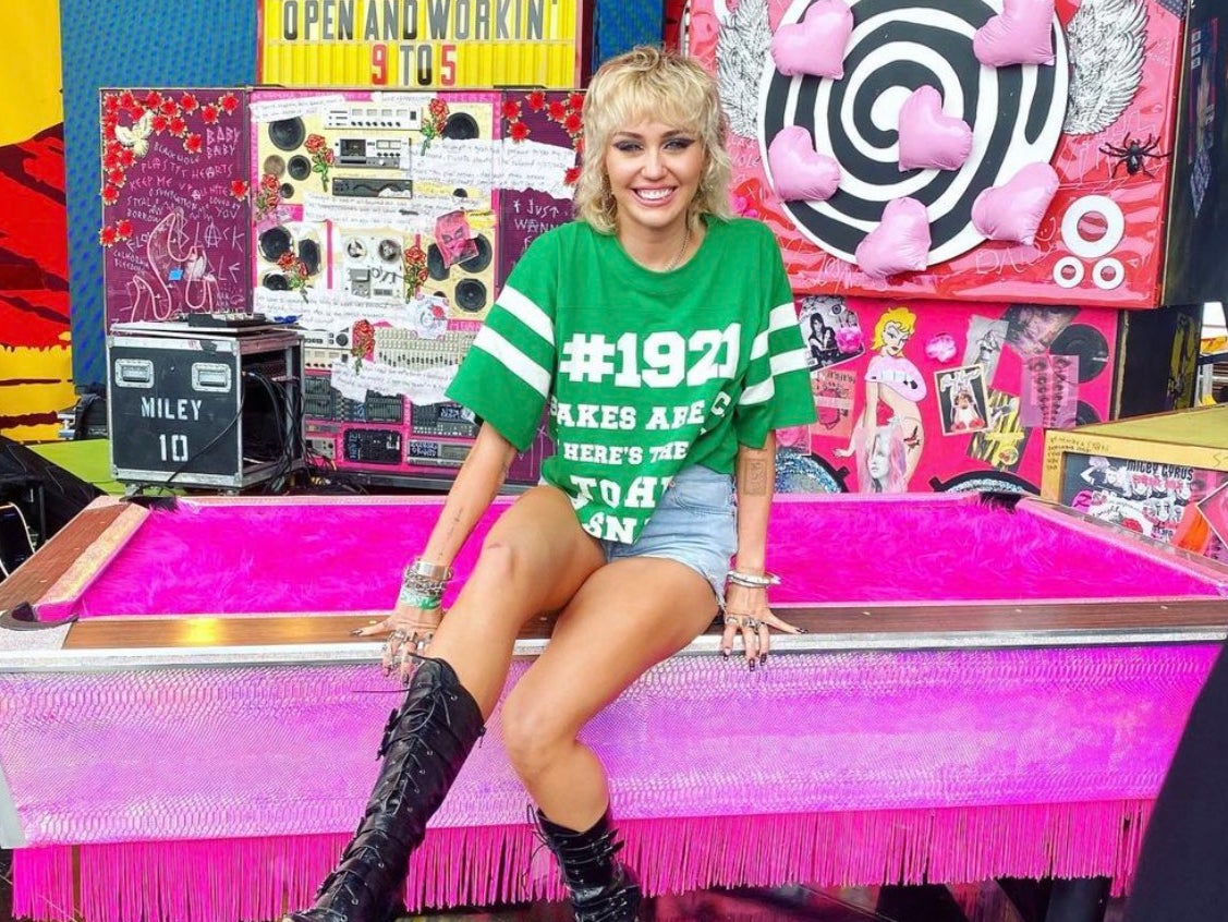 Super Bowl 2021: Miley Cyrus cubre a Blondie y se presenta con Billy Idol y Joan Jett durante TikTok Tailgate