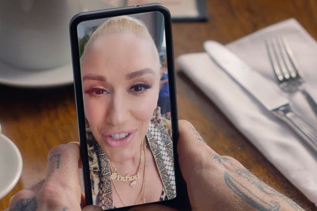 Gwen Stefani y Blake Shelton se burlan de la relación en un anuncio de T-Mobile