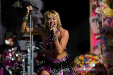 Super Bowl: Miley Cyrus rompe en llanto durante su interpretación de Wrecking Ball