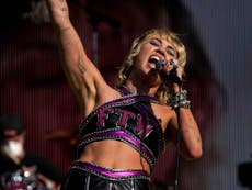 Miley Cyrus dice “amamos a Britney” durante el Super Bowl tras documental sobre la tutela de la estrella