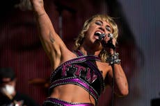 Miley Cyrus dice “amamos a Britney” durante el Super Bowl tras documental sobre la tutela de la estrella