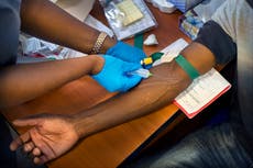 Sudáfrica busca un nuevo plan de inmunización tras detener aplicación de vacunas de AstraZeneca