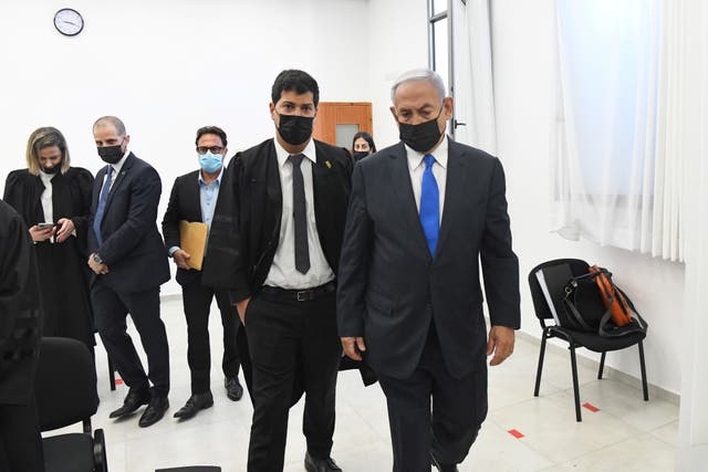 <p>El primer ministro israelí, Benjamin Netanyahu, se declaró inocente de los cargos de corrupción cuando su juicio se reanudó el lunes en un tribunal de Jerusalén</p>