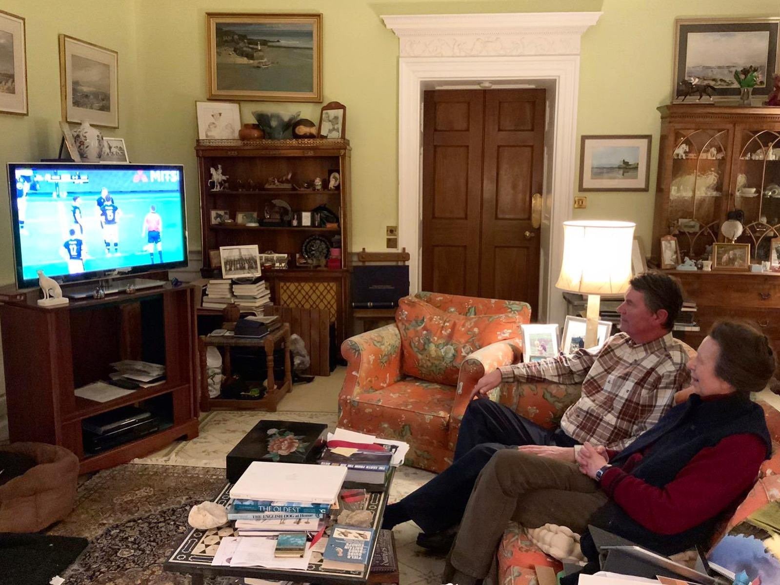 La princesa y su esposo viendo el partido de rugby de la Copa Calcuta entre Inglaterra y Escocia