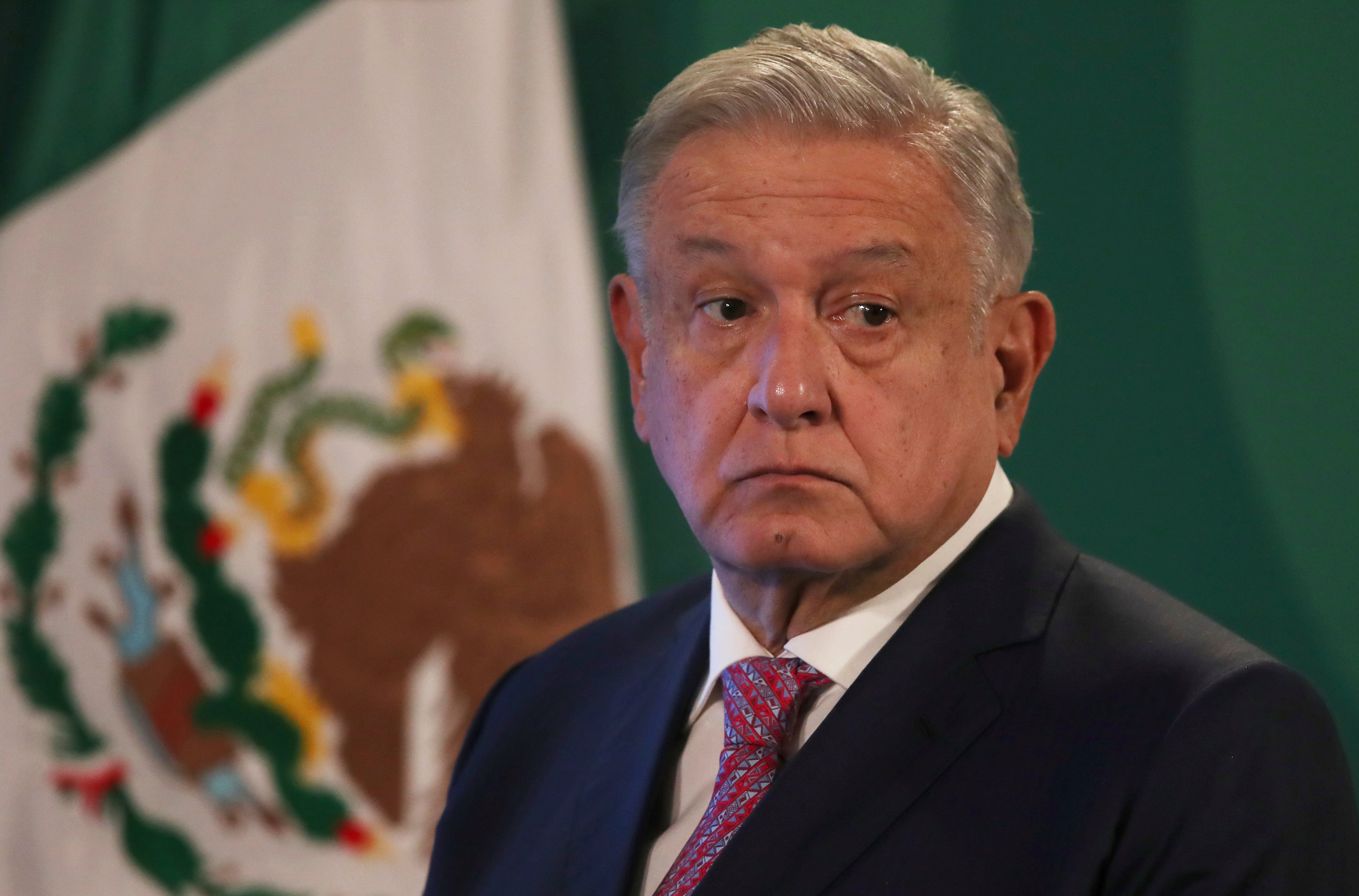 AMLO ve con buenos ojos fusión de Televisa y Univision