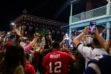 Celebraciones del Super Bowl sin cubrebocas despiertan temores de super esparcidores de COVID