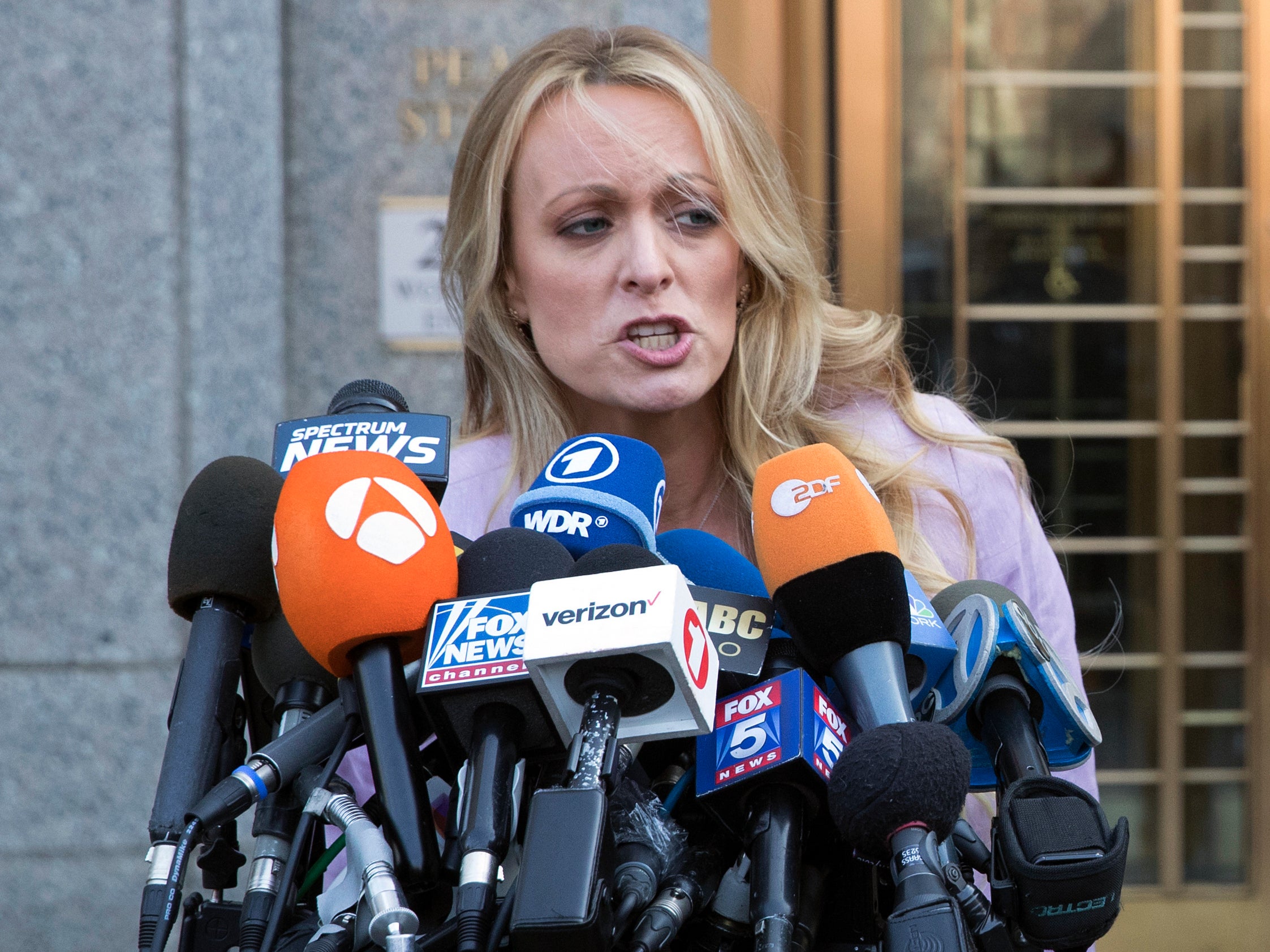 Stormy Daniels rechaza orden judicial para pagar facturas legales de Trump