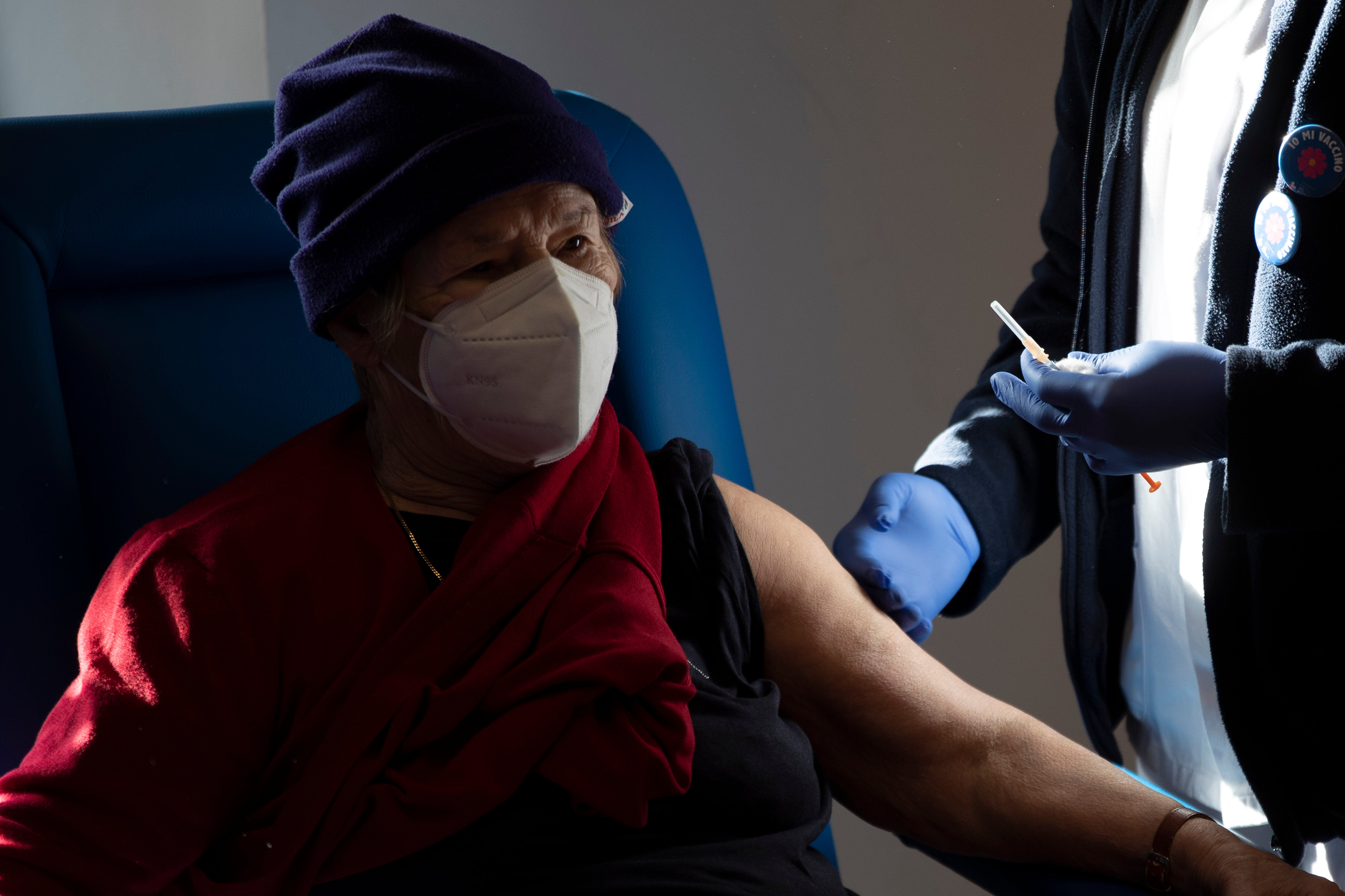 COVID: Maestros en Italia se resisten a recibir la vacuna de AstraZeneca