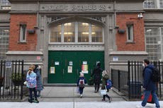 Los CDC dicen que las escuelas pueden reabrirse sin las vacunas de los maestros