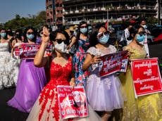 Cientos salieron disfrazados a las calles de Myanmar en una colorida manifestación
