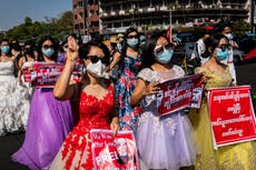 Cientos salieron disfrazados a las calles de Myanmar en una colorida manifestación