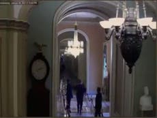 Nuevos videos muestran a Mitt Romney huyendo por su vida mientras Proud Boys destruyen ventanas del Capitolio