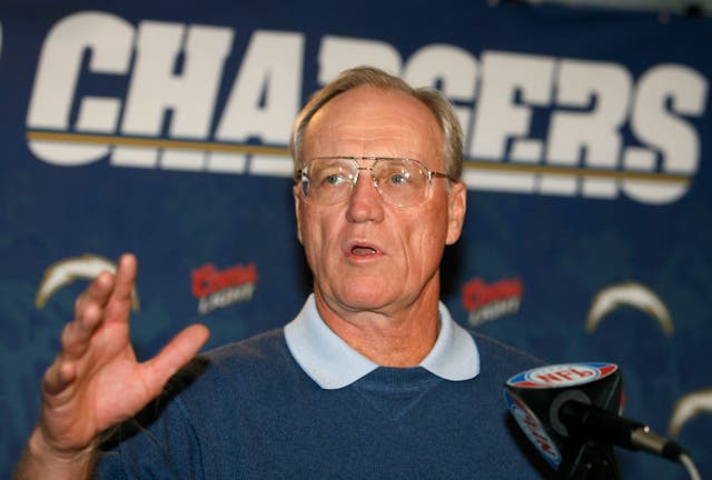 El entrenador en jefe de los San Diego Chargers, Marty Schottenheimer, responde una pregunta en una conferencia de prensa en San Diego, en esta foto de archivo del miércoles 17 de enero de 2007. Marty Schottenheimer, quien ganó 200 partidos de temporada regular con cuatro equipos de la NFL gracias a su estilo "Martyball" de fútbol de boca abierta, pero que regularmente se quedó corto en los playoffs, murió. Tenía 77 años. Schottenheimer murió la noche del lunes 8 de febrero de 2021 en un hospicio en Charlotte, Carolina del Norte, dijo su familia a través de Bob Moore, ex publicista de los Kansas City Chiefs. (Foto AP / Denis Poroy, archivo)