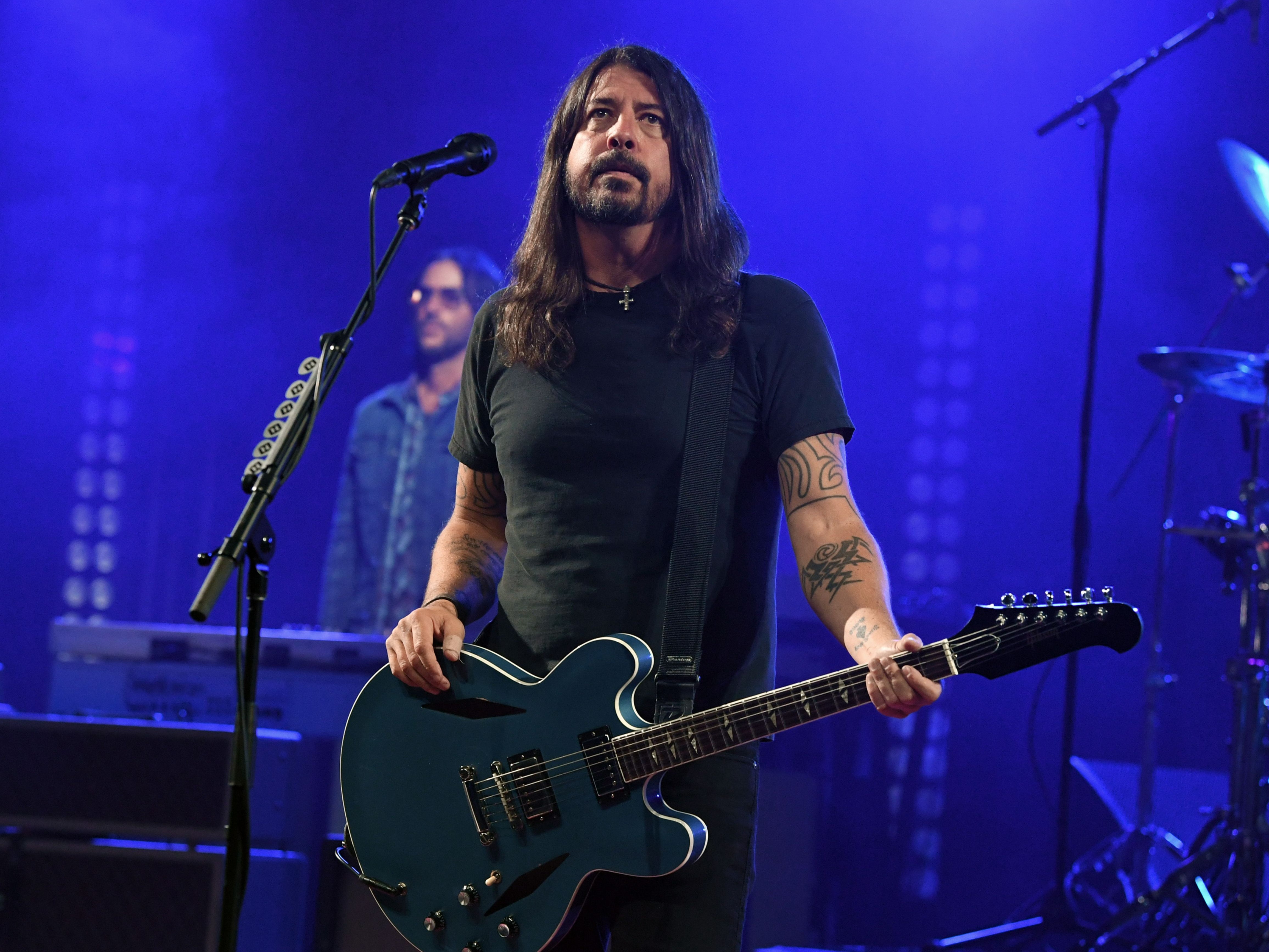 Dave Grohl defiende el que Phoebe Bridgers haya roto una guitarra en el escenario 