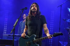 Dave Grohl defiende el que Phoebe Bridgers haya roto una guitarra en el escenario