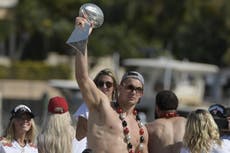 Super Bowl: Tom Brady avienta el trofeo Vince Lombardi de yate a yate