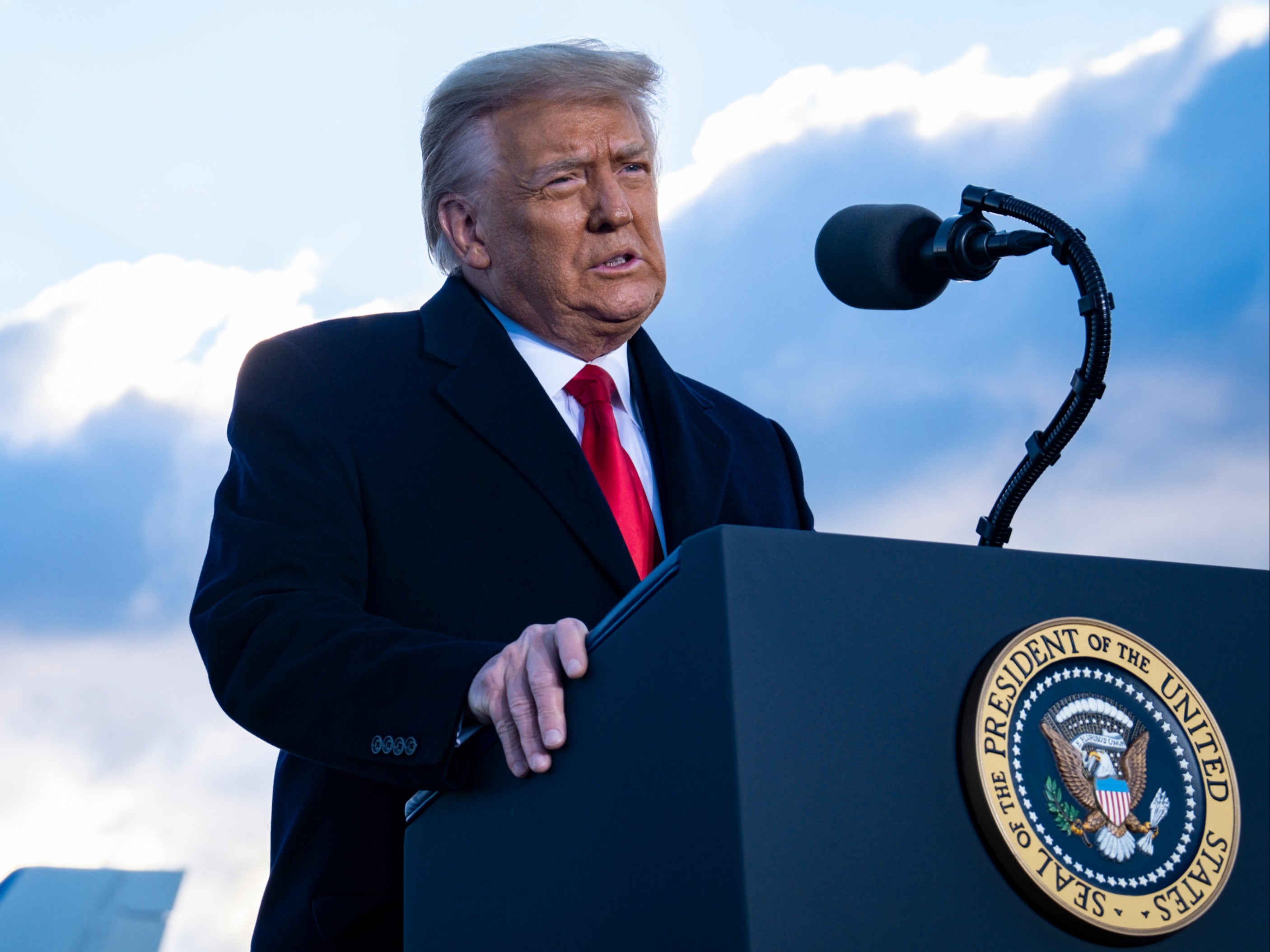 Trump no ha mostrado remordimiento por disturbios en el Capitolio, dice informe