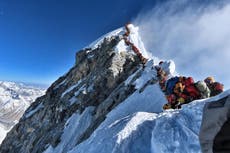 Vetan a “escaladores del Everest” de India tras fingir cumbre exitosa