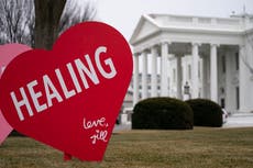 Biden ve las decoraciones del Día de San Valentín en el césped de la Casa Blanca