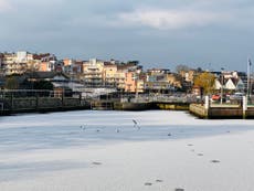 Río Támesis se congela en Londres tras histórico descenso de la temperatura en Reino Unido