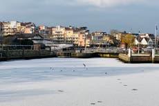 Río Támesis se congela en Londres tras histórico descenso de la temperatura en Reino Unido
