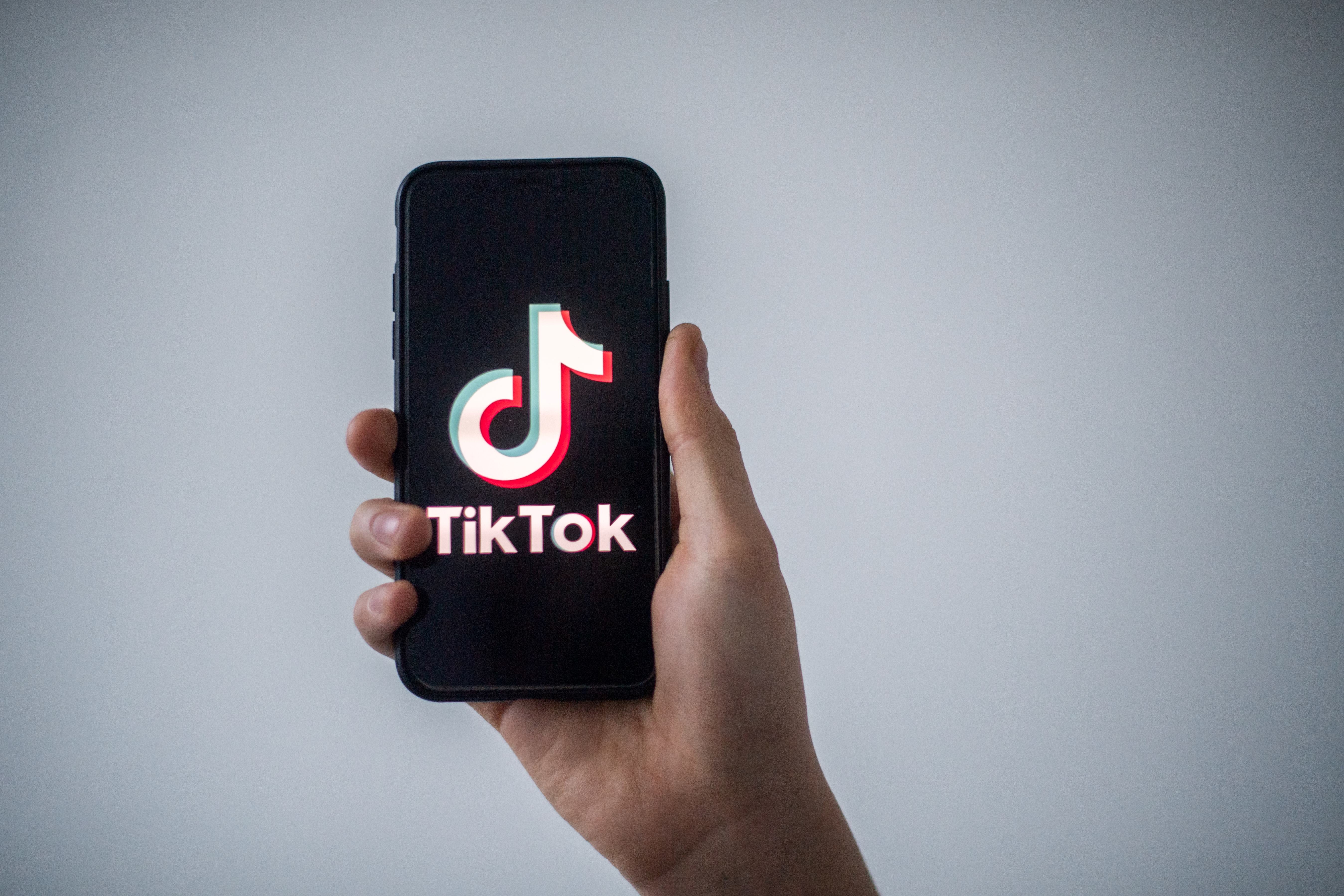 Video viral en TikTok afirma falsamente que la cámara en Zoom puede captar imágenes pese a estar apagada 