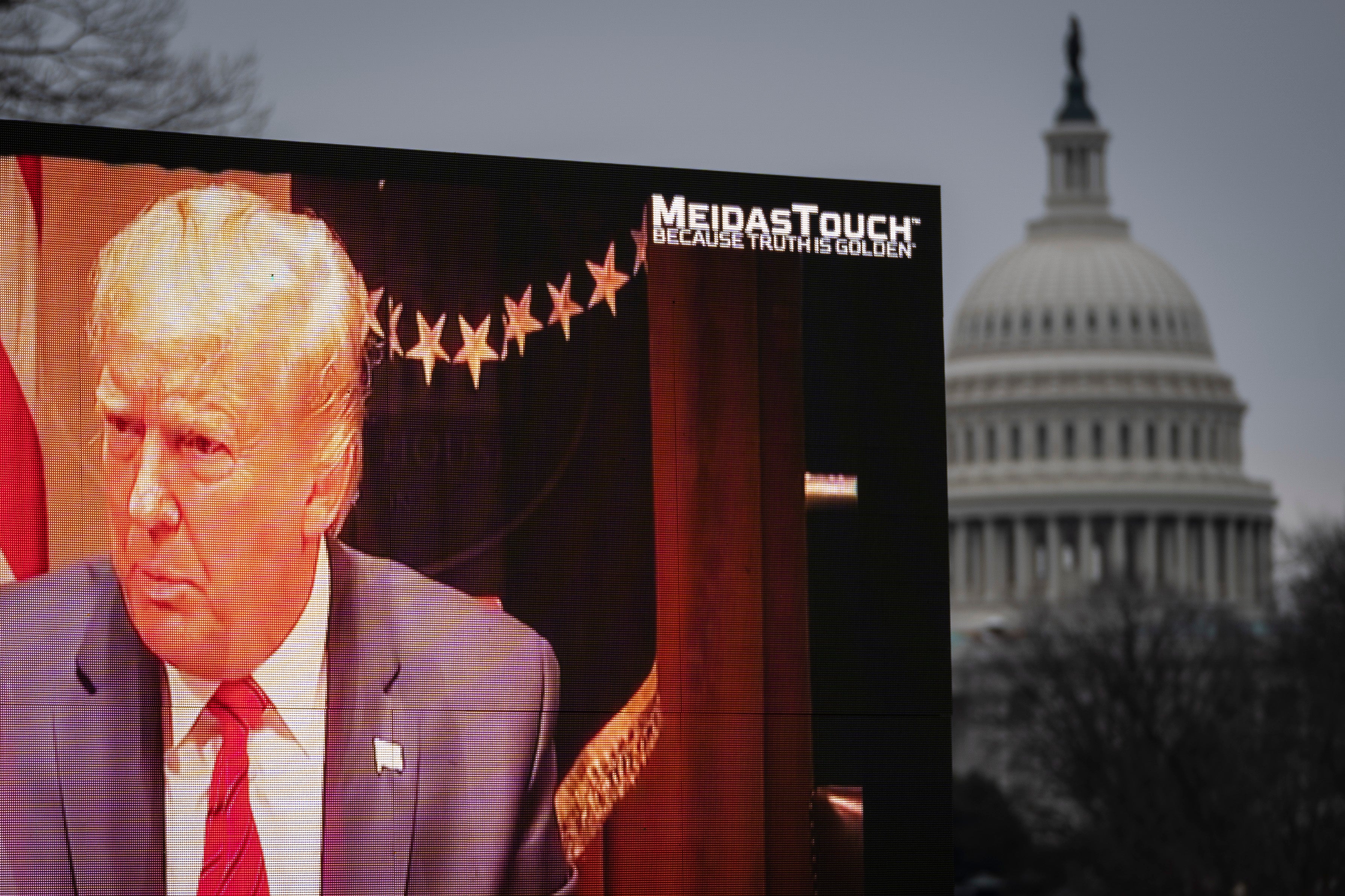 Abogados de Trump presentan videos editados de los demócratas para defender al expresidente en el juicio político