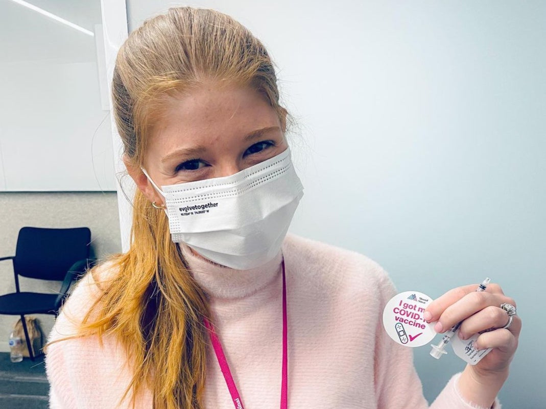 Hija de Bill Gates, Jennifer, recibe primera dosis de la vacuna COVID: “No me implantaron el genio de mi padre”