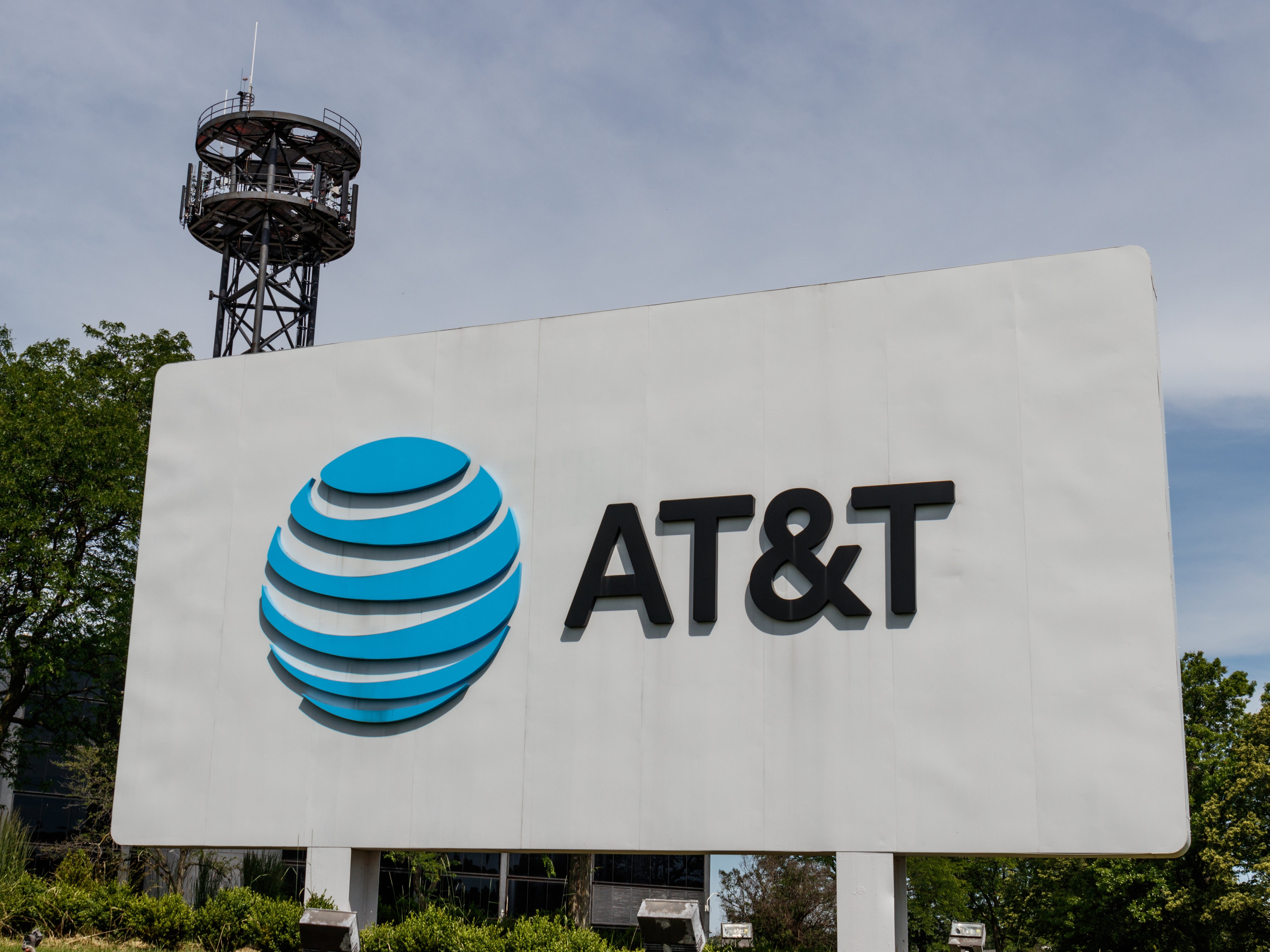 Hombre de 90 años gasta $10.000 en anuncios para el CEO de AT&T para quejarse de las velocidades de Internet 